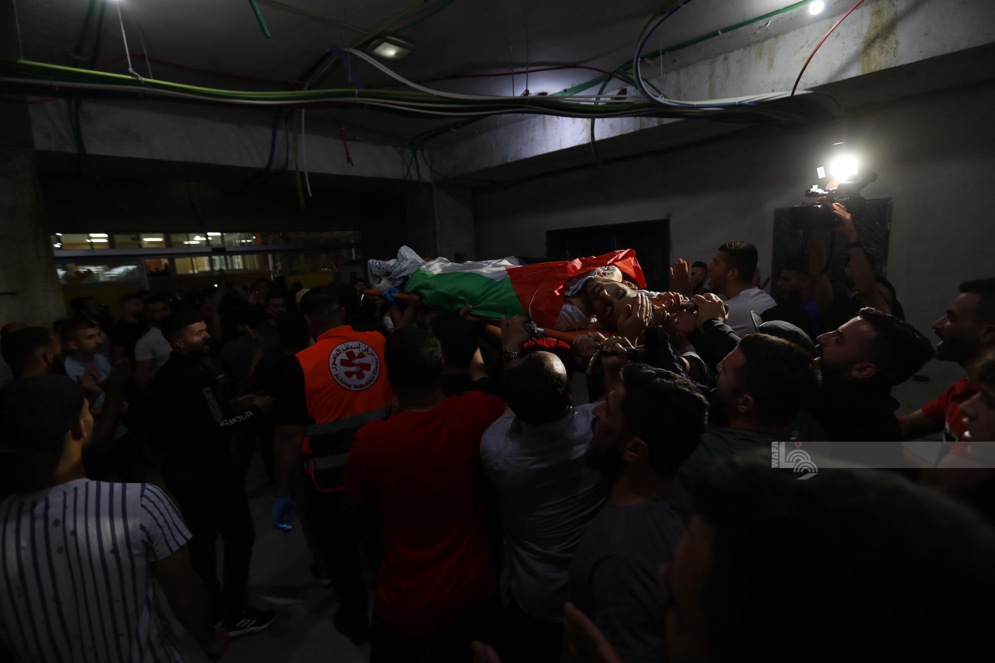 من وداع شهداء كفر مالك في مجمع فلسطين الطبي بمدينة رام الله. (تصوير: حمزة شلش/وفا)